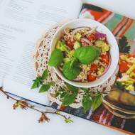 Sałatka z komosy ryżowej (quinoa) z warzywami.