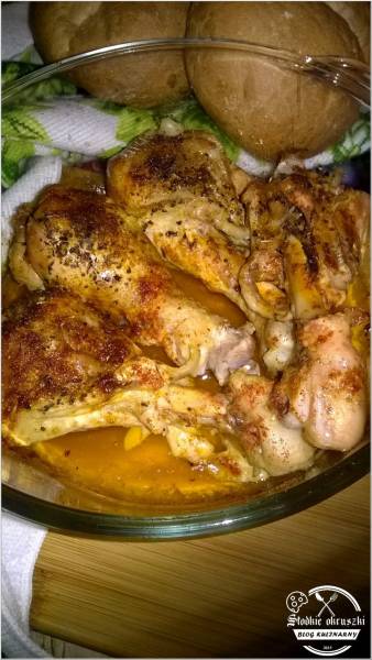 Kawałki kurczaka pieczone w ziołach i rosole. Tani i szybki obiad.