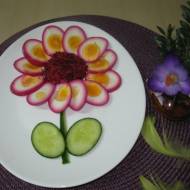Kwiat z jajek i sałatki owocowo – warzywnej  dla dzieci babci Basi
