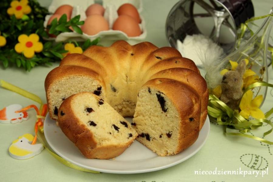 Parzona babka drożdżowa ze śliwkami