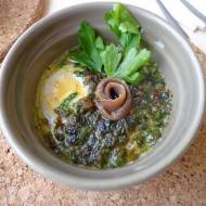 Zapiekane jajka w dwóch wersjach: z anchois i z szynką parmeńską (Uova in cocotte con le acciughe e prosciutto crudo)