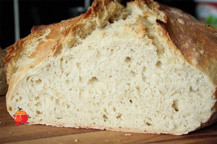 Domowy chleb pszenny z garnka