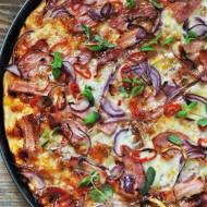 Pizza z boczkiem na sosie pomidorowo-śliwkowym