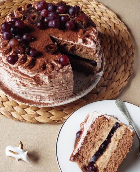 Bezglutenowy tort urodzinowy z winogronową galaretką i kremem z quinoy i daktyli