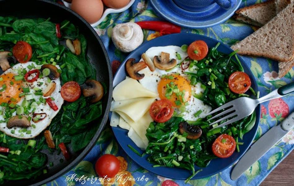 Zielone śniadanie, czyli sadzone jajka na świeżym szpinaku, z pieczarkami i pomidorami
