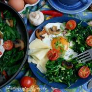 Zielone śniadanie, czyli sadzone jajka na świeżym szpinaku, z pieczarkami i pomidorami