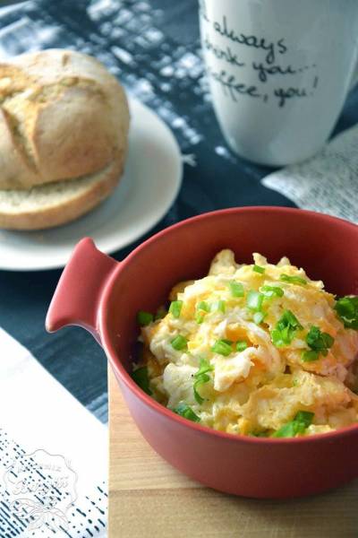 Jajecznica z cebulą i szczypiorkiem – sprawdzony przepis