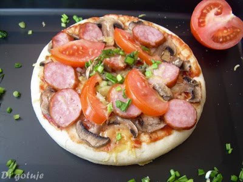 Pizza z kiełbasą (sprawdzony sposób na ciasto)