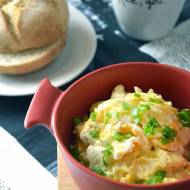 Jajecznica z cebulą i szczypiorkiem – sprawdzony przepis
