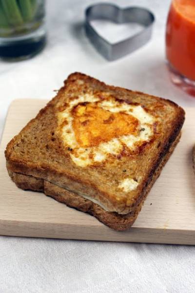 Śniadanie od serca, czyli tosty z jajkiem, bazylia i serem