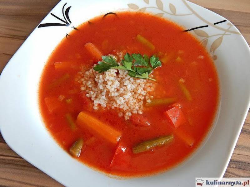 Zupa pomidorowa z fasolką szparagową, papryką i kaszą jęczmienną (vege)