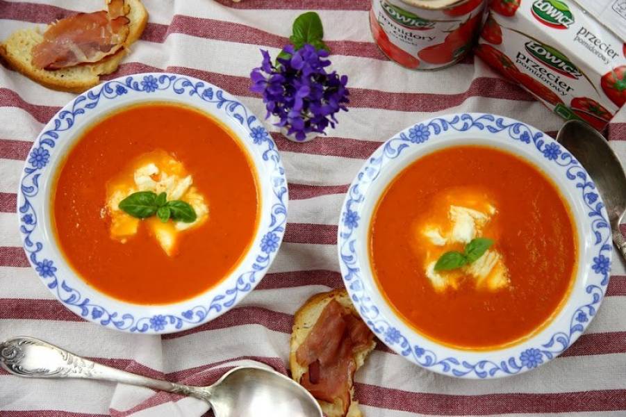 Aksamitna zupa pomidorowa z mozzarellą.