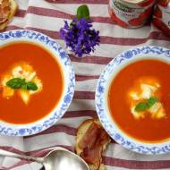 Aksamitna zupa pomidorowa z mozzarellą.