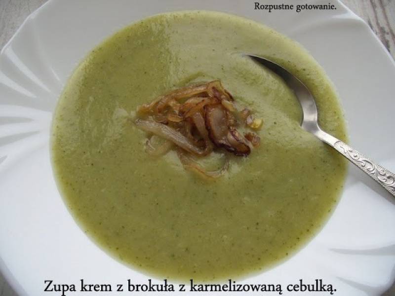 Zupa krem z brokuła z karmelizowaną cebulką.