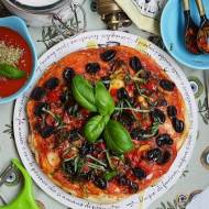 Pizza z papryką i czarnymi oliwkami