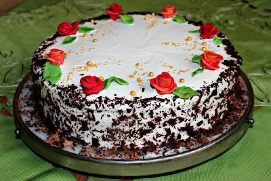 Tort śmietankowy z czekoladą i różami