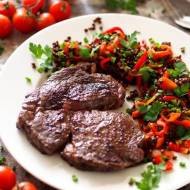Stek wołowy z antrykotu z czarną soczewicą i warzywami