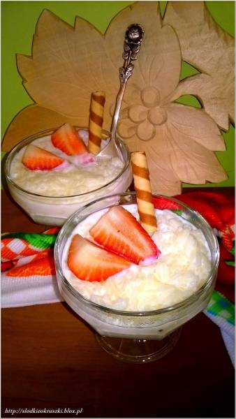 Mleczny pudding ryżowy z truskawkami