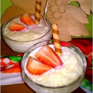 Mleczny pudding ryżowy z truskawkami