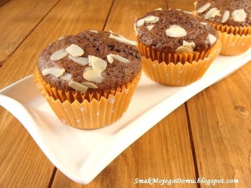 Jogurtowo - kakaowe muffinki z płatkami migdałowymi