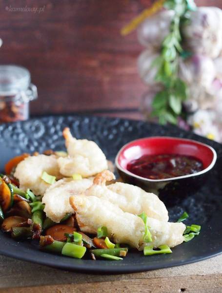 Kurczak w tempurze z sosem śliwkowym i smażonymi warzywami / Chicken tempura with plum sauce and vegetables