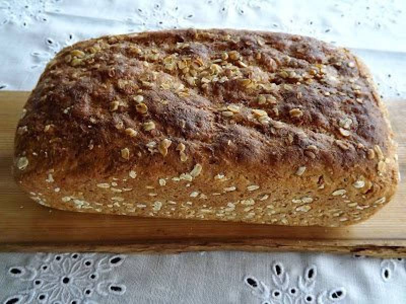 Chleb pełnoziarnisty z płatkami owsianymi
