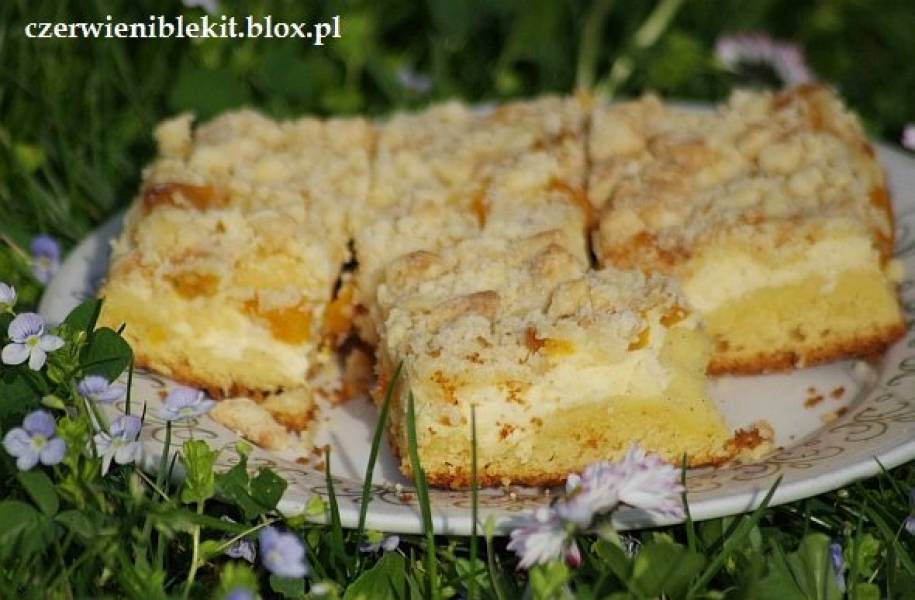 Ciasto ucierane z serem, brzoskwiniami i kruszonką