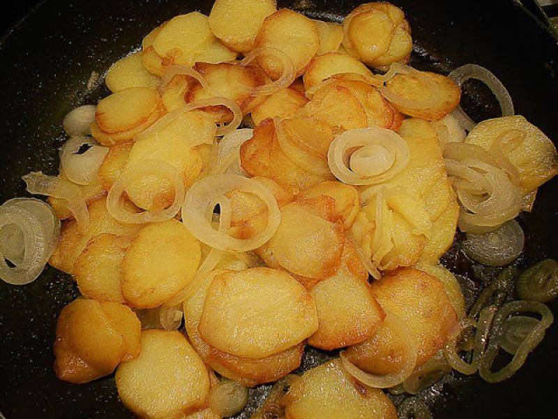 Ziemniaki plasterki smażone z cebulką