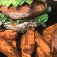 Dietetyczne burgery z kurczaka z sosem chrzanowym