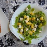 Sałatka z serem feta i mango.