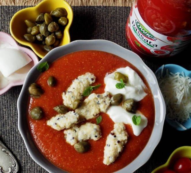 Pomidorowa zupa krem z batatem i kluseczkami z quinoą i parmezanem