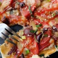 Szybka pizza na cieście francuskim (ser, pieczarki, salami, wędzona mozzarella, oliwki, sezam)