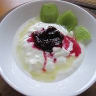 Szybkie śniadanie - jogurt naturalny na słodko