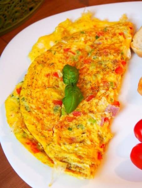 Omlet z papryką i żółtym serem