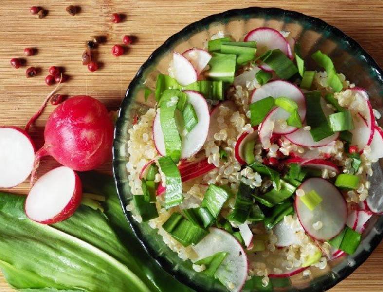 Quinoa z rzodkiewką, czosnkiem niedźwiedzim i olejem rzepakowym