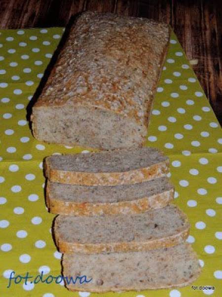 Ziołowy chleb pszenno - orkiszowy na zakwasie