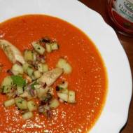 Zupa pomidorowo-kokosowa z grillowanym kurczakiem i salsą z gruszek.