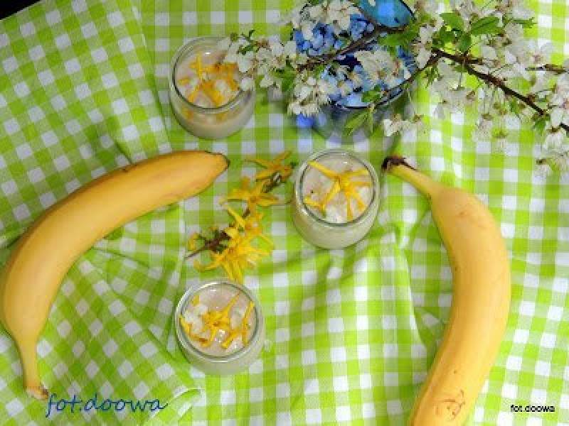 Krem bananowo - chałwowy z kwiatami forsycji i mirabelki