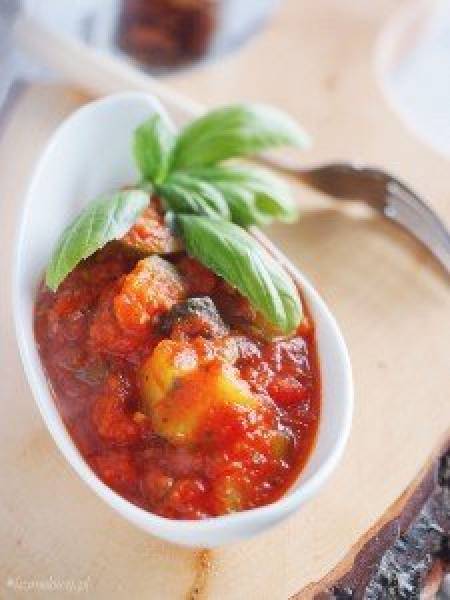 Cukinia w sosie z pomidorów i pieczonej papryki / Zucchini with tomato and roasted pepper sauce
