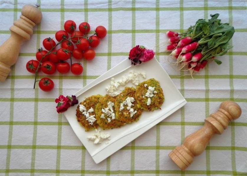 Placuszki z cukinii i fety (Frittelle di zucchine e feta)