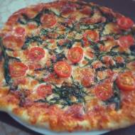 Pizza z rukolą i pomidorkami – pieczona na kamienu do pizzy