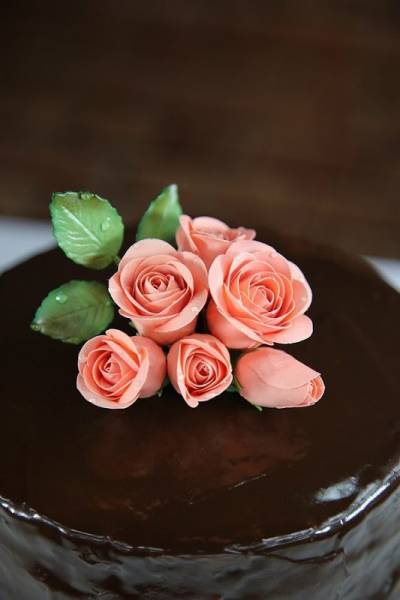 Tort czekoladowo-gruszkowy i wprowadzenie do kwiatów cukrowych.