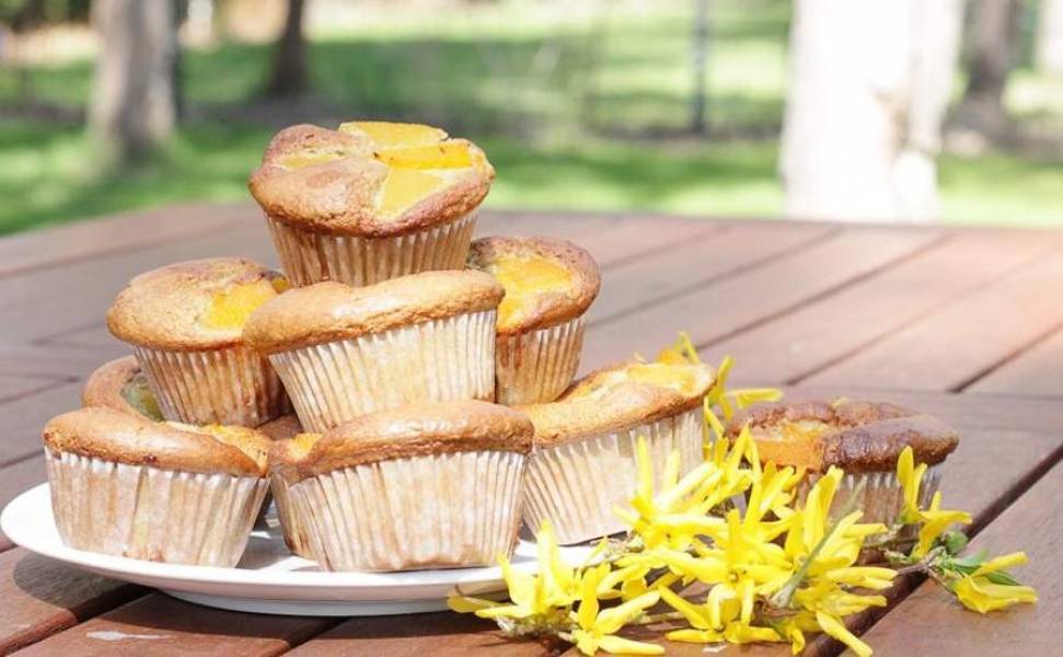 Muffiny bezglutenowe z brzoskwiniami