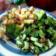 Sałatka brokuła i liści rzodkiewki z pieczonymi ziemniakami