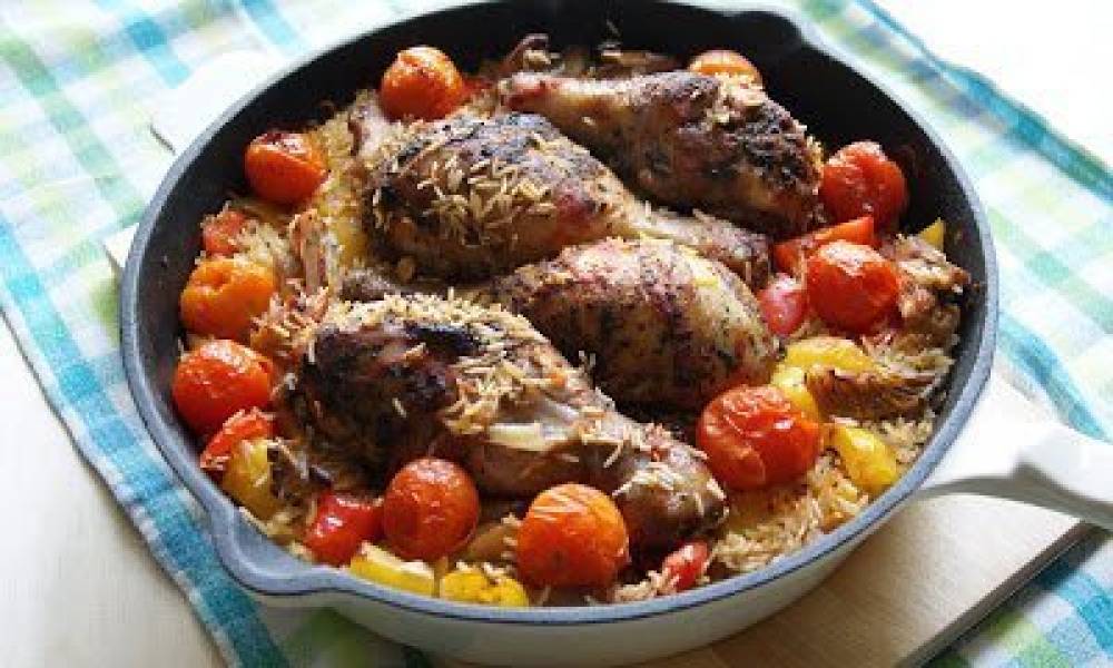 Jednogarnkowy kurczak z ryżem i warzywami po hiszpańsku