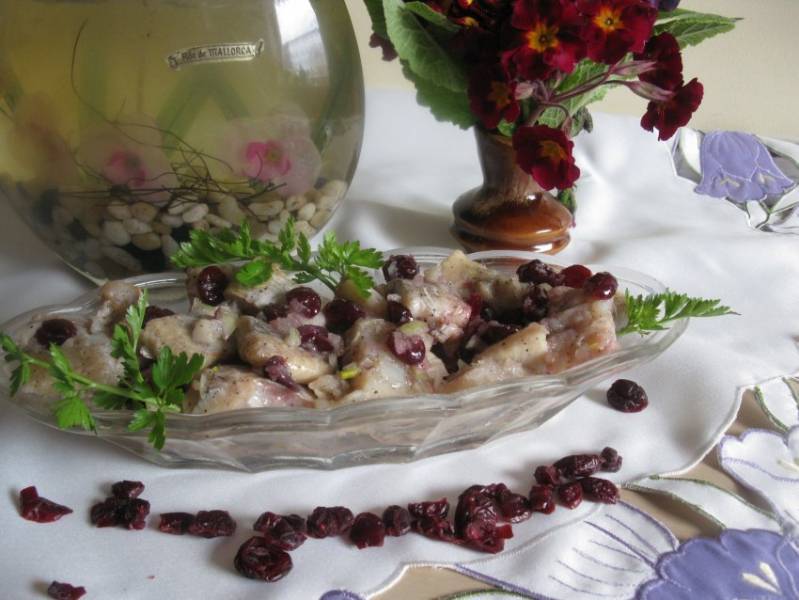 Śledzie matiasy z żurawiną i cebulą w oleju babci Basi