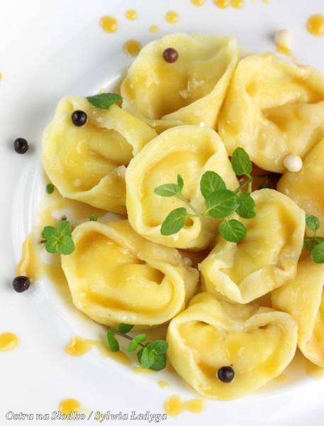 TORTELLINI Z SEREM I SOSEM KARMELOWYM