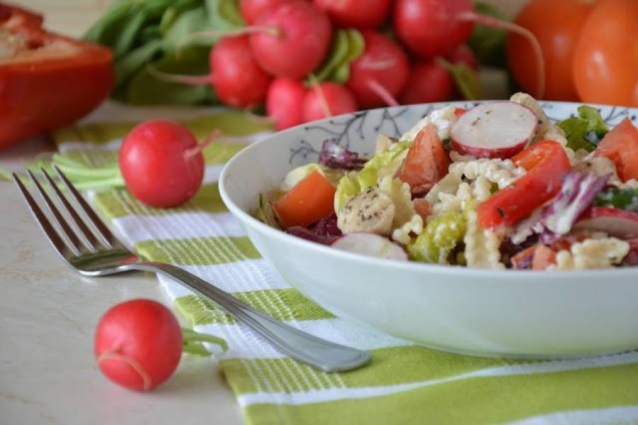 Wiosenna sałatka z warzywami, kurczakiem i makaronem w sosie ziołowo-czosnkowym