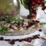 Śledzie matiasy z żurawiną i cebulą w oleju babci Basi