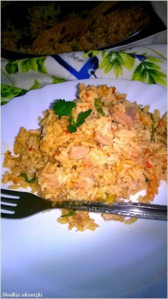 Brązowy ryż z tuńczykiem i nutą ajvaru. Pomysł na lekki obiad.
